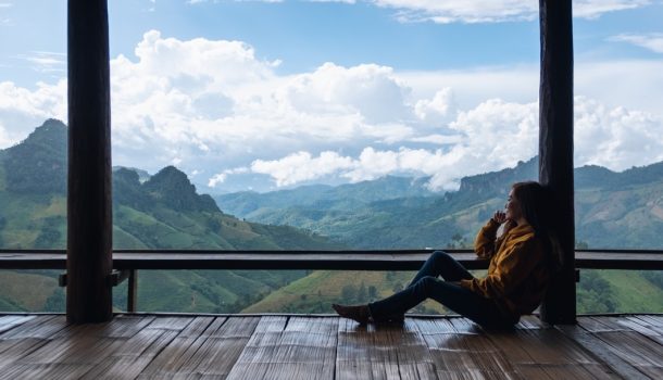 En Colombia, el 27% de los jóvenes se sienten solos, superando al 17% de los adultos mayores
