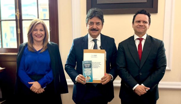 Senador González Villa, radica proyecto para evitar doble cobro en salud para quienes laboran por prestación de servicios