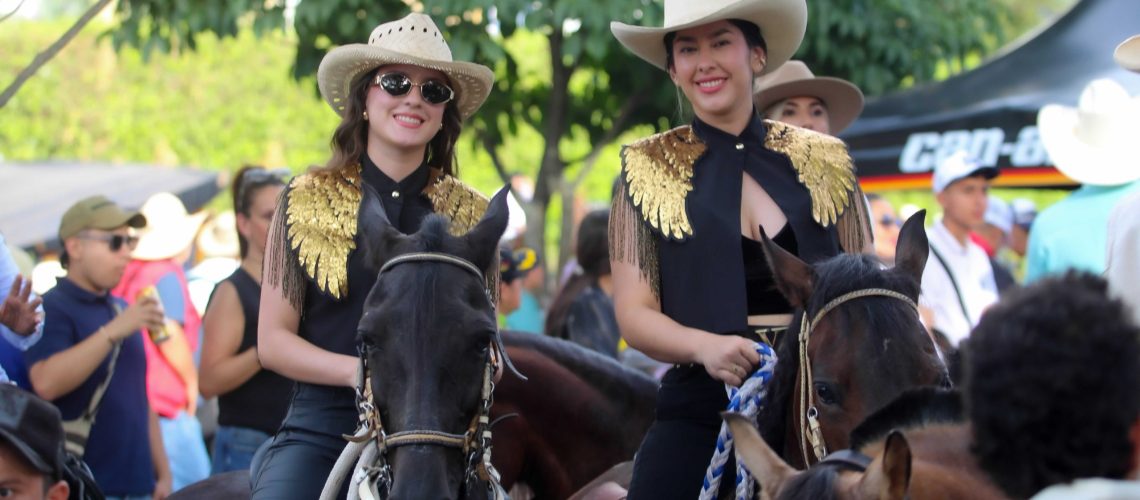 Con gran éxito se llevó a cabo la primer cabalgata del Festival del Bambuco