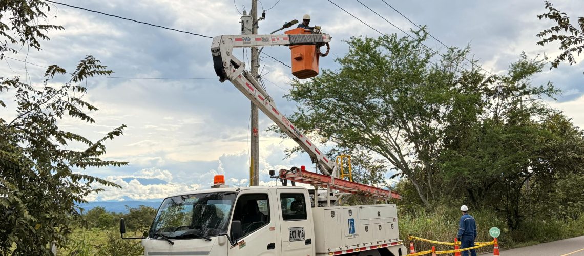 Falla eléctrica en alumbrado público, vía a El Caguán, a causa de conexiones ilegales
