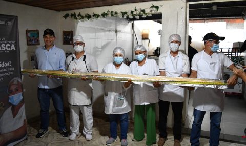 Productores del Huila elaboran el bizcocho de achira más grande del mundo