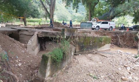 Avanza solución técnica para restablecer paso en vía Suaza – Acevedo
