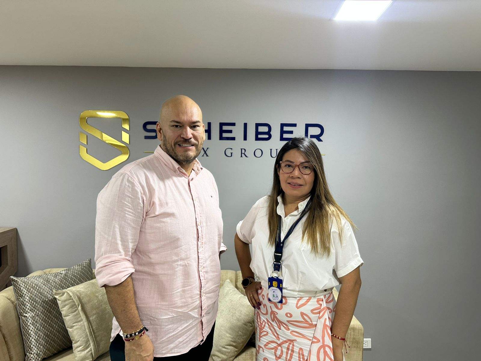 Sheiber Cuenca Galindo, abogado, especialista en Derecho Penal y la doctora María Carolina Suárez Andrade, representante Legal de Clínica Medilaser, lideraron el proceso de defensa de la institución.
