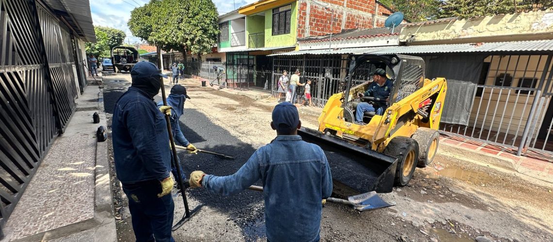 Avanza el plan de mantenimiento vial en Neiva: Alcaldía interviene la Calle 25, barrio Guillermo Plazas Alcid