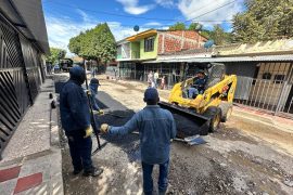 Avanza el plan de mantenimiento vial en Neiva: Alcaldía interviene la Calle 25, barrio Guillermo Plazas Alcid