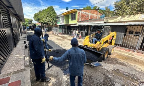 Avanza el plan de mantenimiento vial en Neiva: Alcaldía interviene la Calle 25, barrio Guillermo Plazas Alcid