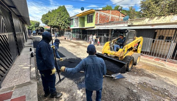 Avanza el plan de mantenimiento vial en Neiva: Alcaldía interviene la Calle 25, barrio Guillermo Plazas Alcid