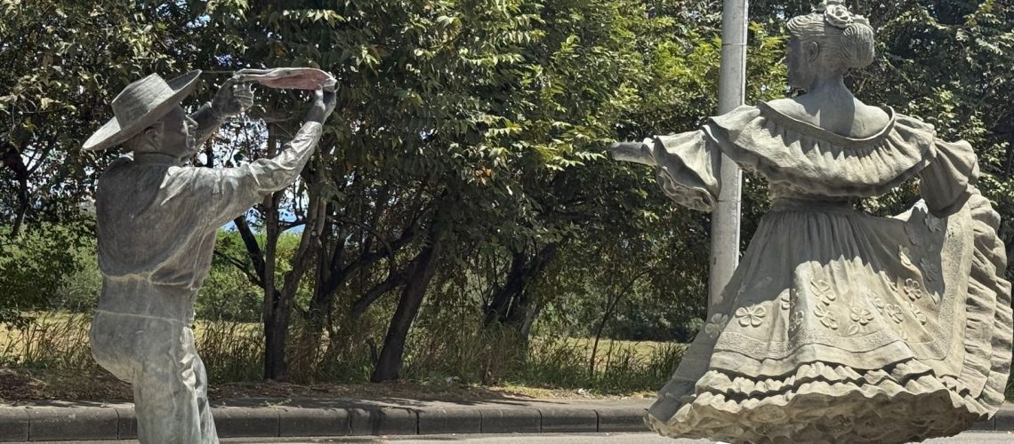 Alcaldía de Neiva, recupera y restaura figuras del Sanjuanero de la Avenida Inés García de Durán