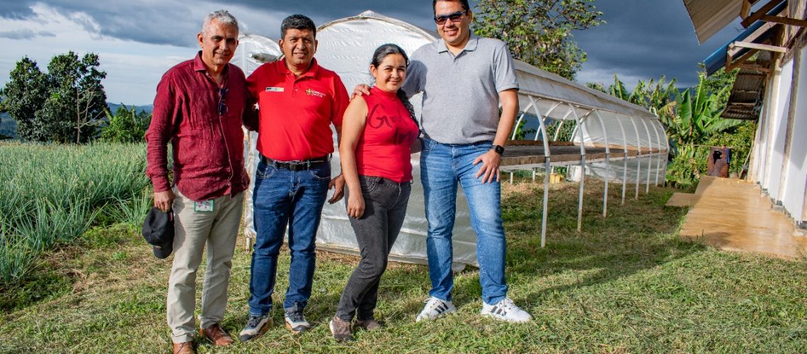 Con inversión de $9.800 millones, familias caficultoras del Huila mejoran su competitividad