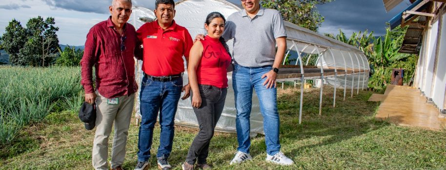 Con inversión de $9.800 millones, familias caficultoras del Huila mejoran su competitividad