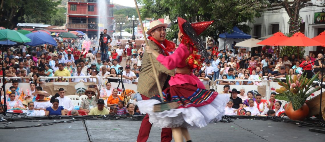 Danza, tradición y cultura: el folclor de Colombia se reunió en Gigante