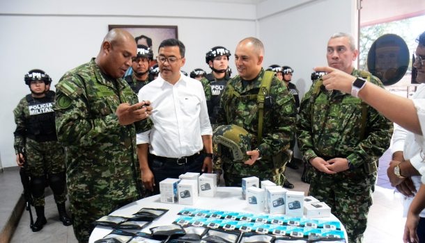 Gobernación del Huila, entregó cámaras de alta tecnología para fortalecer el trabajo operativo del Ejército Nacional