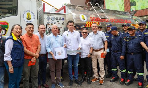 Gobernación del Huila, entregó seis carrotanques para fortalecer la atención de emergencias
