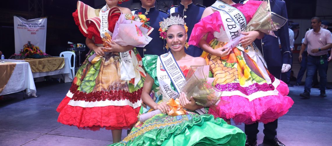 La señorita Asociación Afro Macizo del Huila, Kenyi Mileth Feged Ordoñez, es la nueva Reina Popular del Cacao y del Café 2025