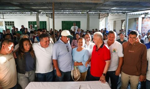 Gobernador Rodrigo Villalba, da inicio a la construcción de 3 kilómetros de placa huella en San Agustín, sur del Huila