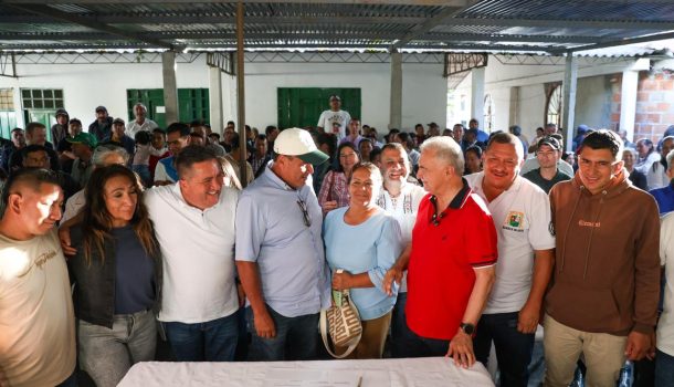 Gobernador Rodrigo Villalba, da inicio a la construcción de 3 kilómetros de placa huella en San Agustín, sur del Huila
