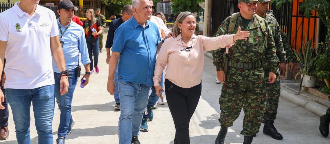 Gobernador Rodrigo Villalba entrega nuevas vías en Neiva: comunidades celebran transformación de sus barrios