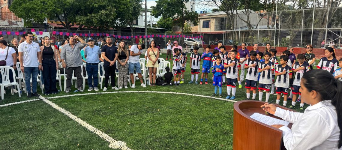 Alcalde Germán Casagua, entrega nueva cancha sintética pública, para la Comuna 2 de Neiva