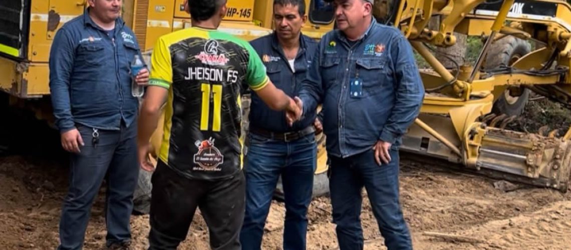 Gobierno del Huila mejora vías rurales en Acevedo y respalda iniciativas comunitarias