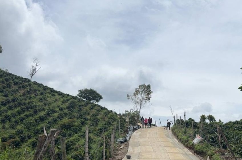 Invías y Consejo Regional Indígena del Huila, avanzan en la construcción de 12 Caminos Comunitarios que benefician a 7.427 personas