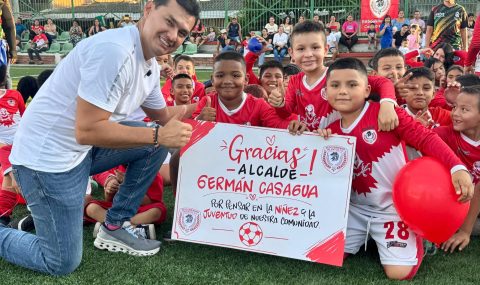El deporte vuelve con todo a Puertas del Sol, sur de Neiva; Germán Casagua recupera cancha sintética