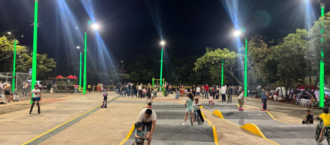 Nueva iluminación en barrio Víctor Félix, impulsa el deporte nocturno en la Comuna 10 de Neiva