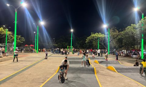 Nueva iluminación en barrio Víctor Félix, impulsa el deporte nocturno en la Comuna 10 de Neiva