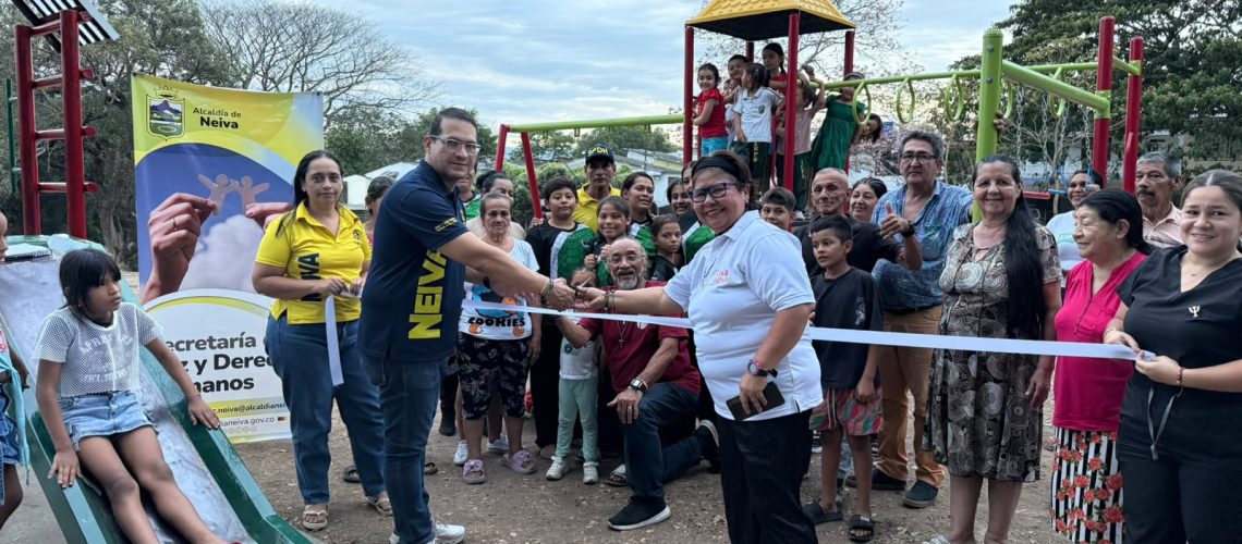 Niños del barrio Falla Bernal, norte de Neiva, estrenan parque infantil gracias a los Planes de Retorno y Reubicación