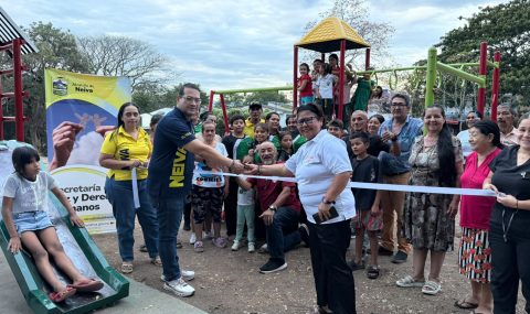 Niños del barrio Falla Bernal, norte de Neiva, estrenan parque infantil gracias a los Planes de Retorno y Reubicación