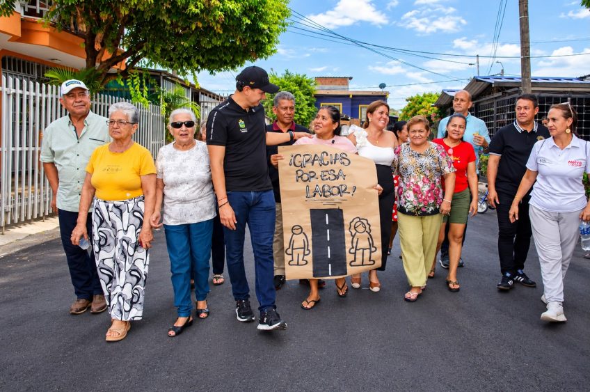 Alcalde de Neiva, Germán Casagua, cumple al barrio Carbonell con pavimentación de nueva vía