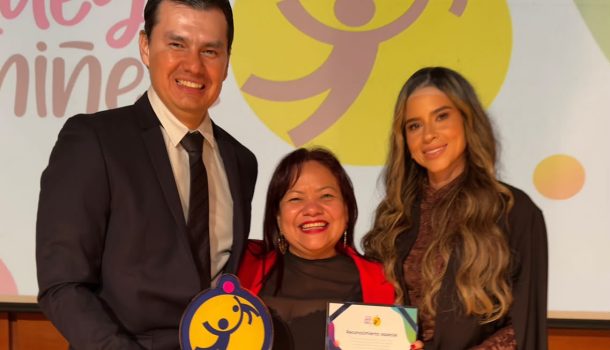 Alcaldía de Neiva, galardonada a nivel nacional, el alcalde Germán Casagua y la gestora social María Juliana Parra recibieron el reconocimiento por su compromiso con la niñez