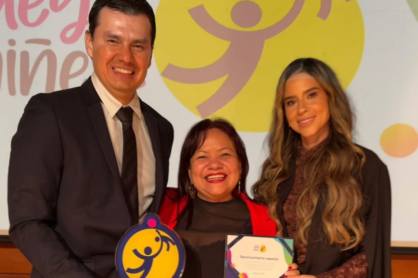 Alcaldía de Neiva, galardonada a nivel nacional, el alcalde Germán Casagua y la gestora social María Juliana Parra recibieron el reconocimiento por su compromiso con la niñez