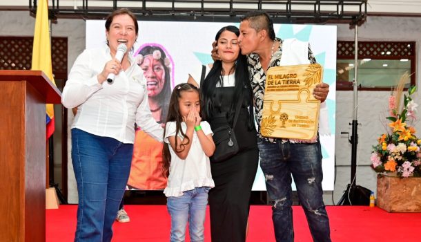 Restitución de Tierras formaliza compensaciones por cerca de $473 millones para tres familias en el Huila